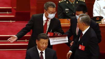 Zjazd Komunistycznej Partii Chin: Poprzednik Xi Jinpinga wyprowadzony z sali [FILM] 