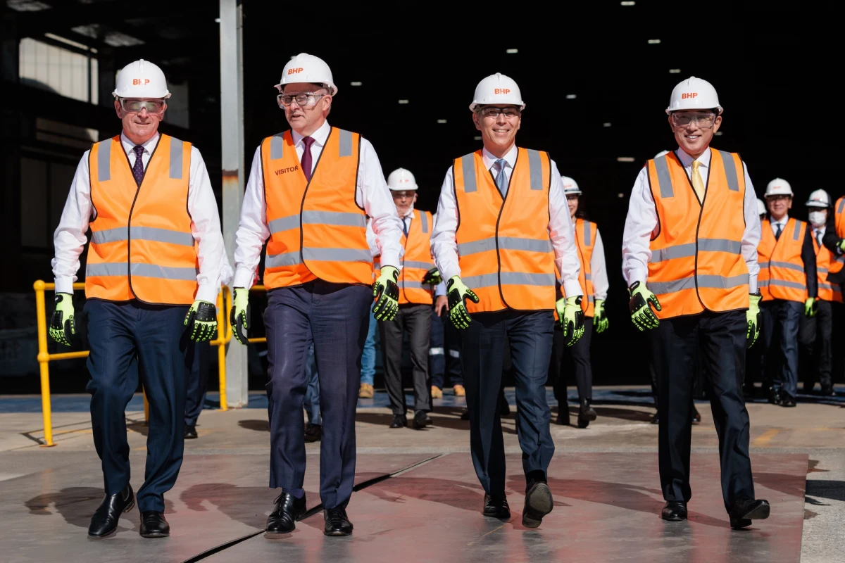 W australijskim Perth premierzy Japonii i Australii, Fumio Kishida i Anthony Albanese, podpisali porozumienie o zacieśnieniu współpracy obronnej oraz pogłębieniu relacji z USA w kwestii bezpieczeństwa – poinformowała agencja Kyodo. W ten sposób Australijczycy i Japończycy odpowiadają na działania Chińczyków, którzy dążą do bycia hegemonami w regionie.