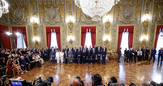 Historyczny moment we włoskiej polityce. Giorgia Meloni została pierwszą kobietą na stanowisku premiera. Dziś w Pałacu Prezydenckim w Rzymie odbyło się zaprzysiężenie nowego rządu. Gabinet Meloni powstał w niecały miesiąc od wyborów parlamentarnych, wygranych przez blok centroprawicy na czele z ugrupowaniem Meloni - Bracia Włosi.