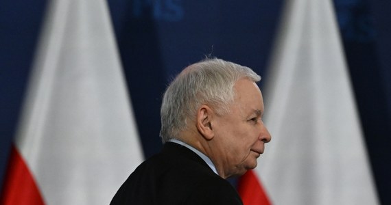 "Wiadomo, że Unia Europejska może się łapać najróżniejszych metod, żeby stwierdzać, że robimy coś źle, ale mimo wszystko będziemy procedować ustawę o sądach pokoju i ustawę spłaszczającą sądownictwo" - powiedział prezes PiS Jarosław Kaczyński.
