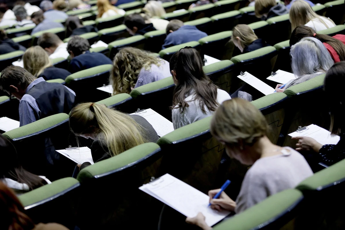 Tomasz Malarz został Mistrzem Polskiej Ortografii 2022, najlepiej pisząc tekst Ogólnopolskiego Dyktanda i popełniając w nim tylko jeden błąd. Narodowa klasówka z udziałem prawie 300 osób już po raz kolejny odbywała się w siedzibie Instytucji Kultury im. Krystyny Bochenek - Katowice Miasto Ogrodów.