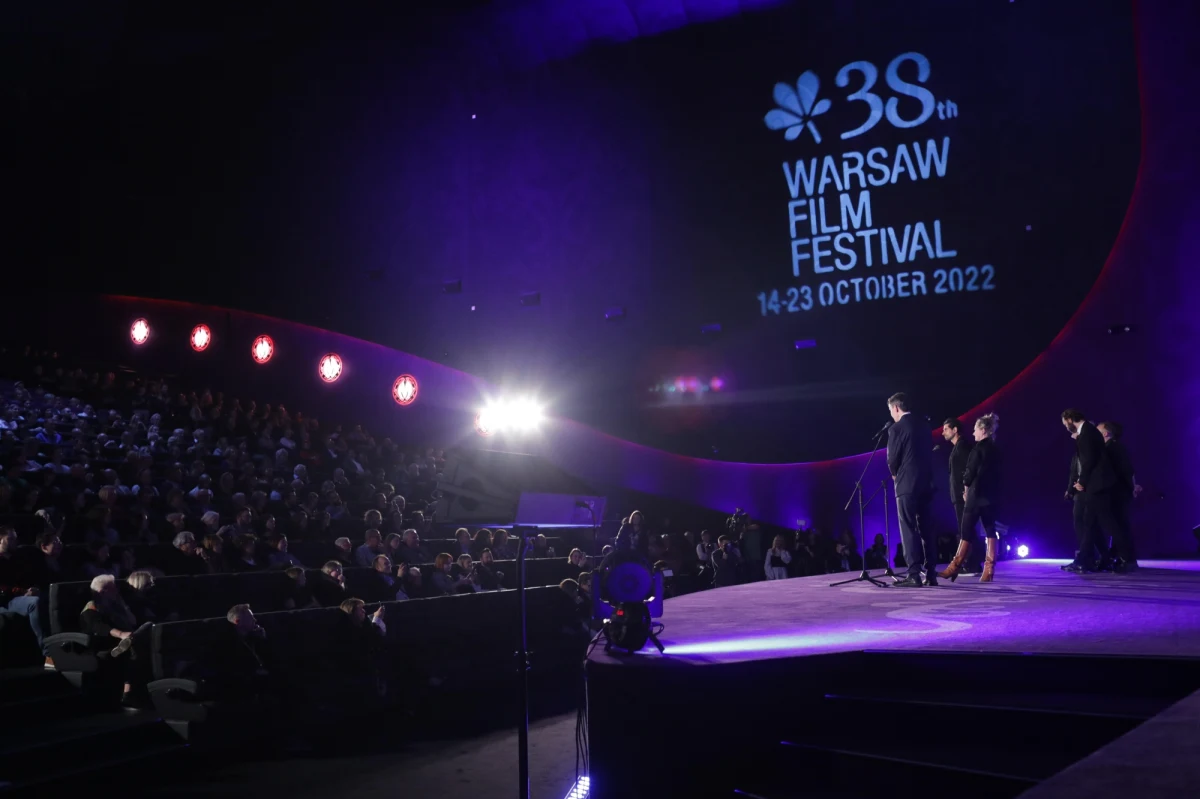 Film "Święto pracy" Pjera Zalicy zdobył Grand Prix 38. Warszawskiego Festiwalu Filmowego. Za najlepszą reżyserię doceniono "Styczeń" Viestursa Kairissa. Nagroda specjalna jury powędrowała do Beaty Dzianowicz za scenariusz "Strzępów".
