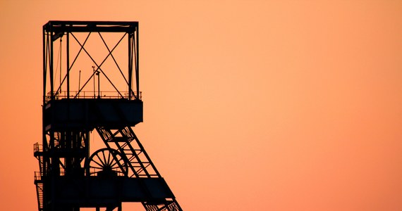 Ratownicy w kopalni Makoszowy w Zabrzu nadal próbują obniżyć niebezpieczne stężenia tlenków węgla. W zagrożonym rejonie wszelkie prace są wstrzymane.