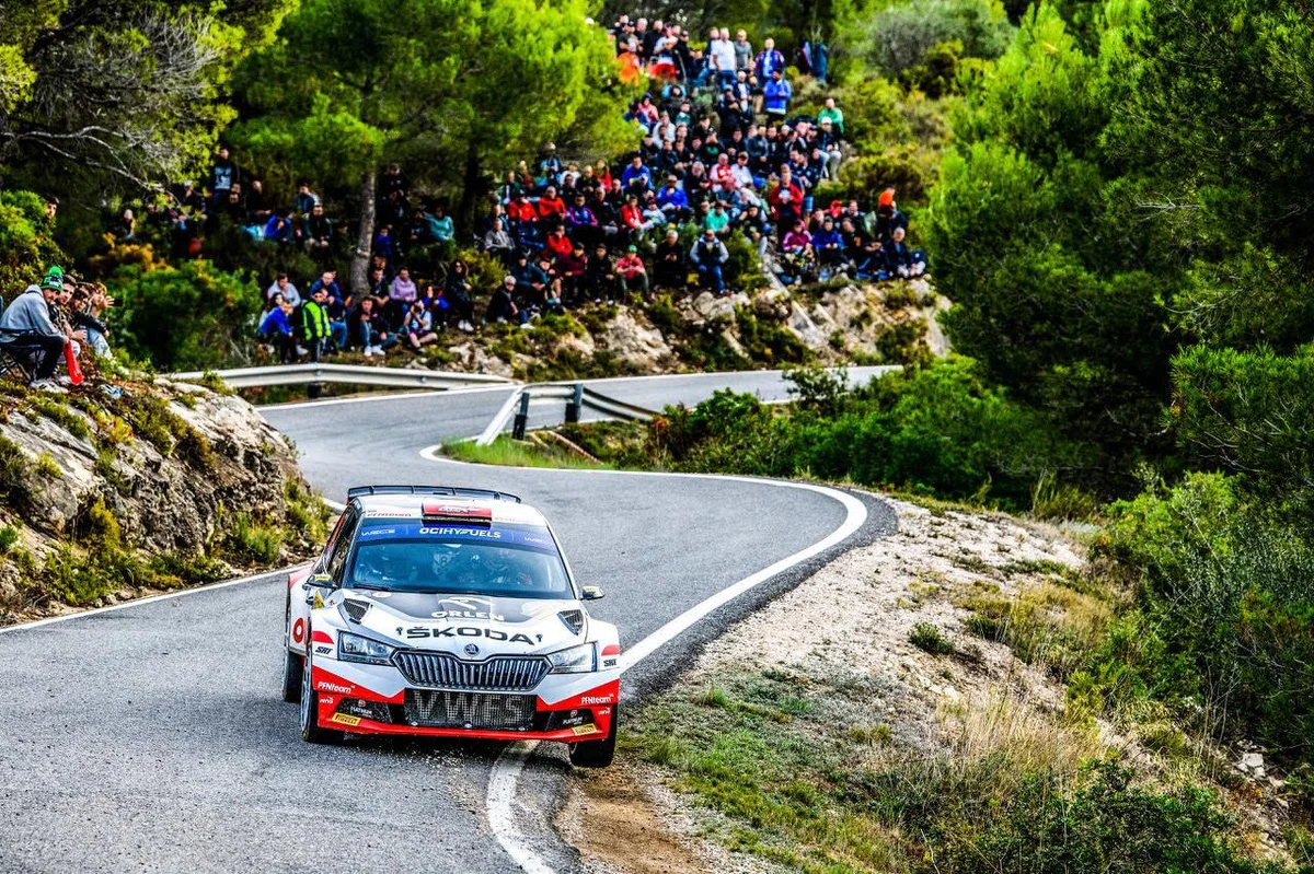 Dojechaliśmy do mety drugiego etapu i to jest dobra wiadomość - mówił w sobotni wieczór Miko Marczyk. Polski kierowca pilotowany przez Szymona Gospodarczyka walczy w Rajdzie Katalonii. Dla polskiej załogi skody jest to debiutancki start w tej imprezie w mistrzostwach świata! Panowie zbierają doświadczenie i walczą o jak najwyższą pozycję.