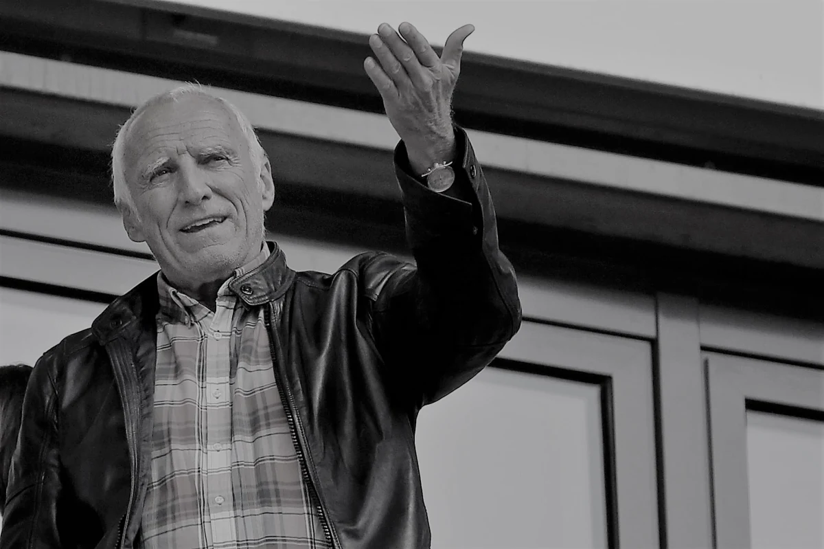 Dietrich Mateschitz zmarł po krótkiej chorobie w wieku 78 lat. Uważany za najbogatszego Austriaka Mateschitz był założycielem Red Bulla i właścicielem teamu Formuły 1 Red Bull Racing.