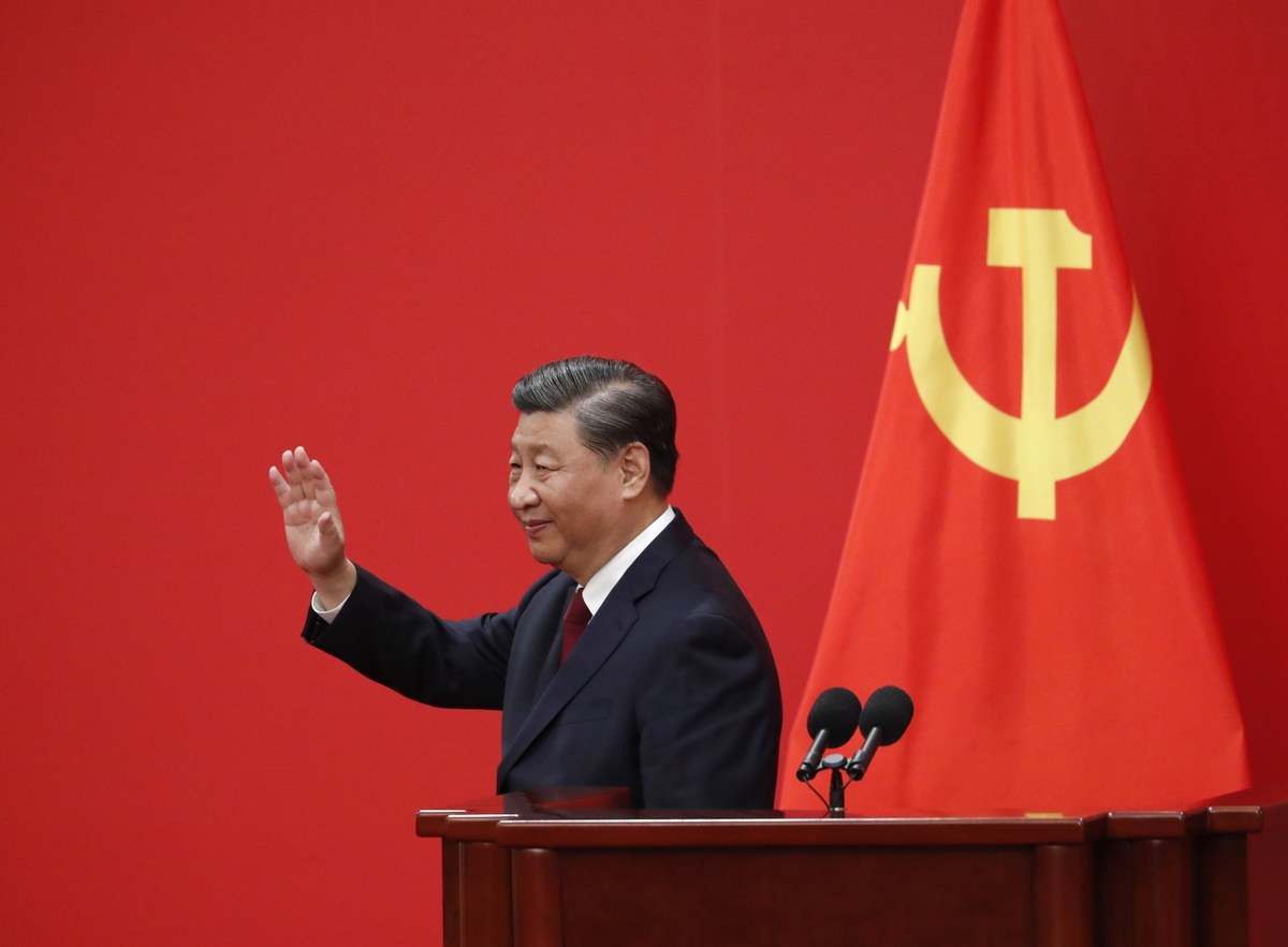 Przywódca Chińskiej Republiki Ludowej Xi Jinping zerwał z tradycją i pozostał na stanowisku sekretarza generalnego Komunistycznej Partii Chin (KPCh) oraz Centralnej Komisji Wojskowej, której podlega chińska armia. Nowy skład ścisłego kierownictwa rządzącego niepodzielnie krajem ugrupowania zaprezentowano w Pekinie. 