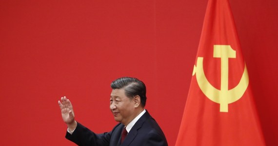 Przywódca Chińskiej Republiki Ludowej Xi Jinping zerwał z tradycją i pozostał na stanowisku sekretarza generalnego Komunistycznej Partii Chin (KPCh) oraz Centralnej Komisji Wojskowej, której podlega chińska armia. Nowy skład ścisłego kierownictwa rządzącego niepodzielnie krajem ugrupowania zaprezentowano w Pekinie. 