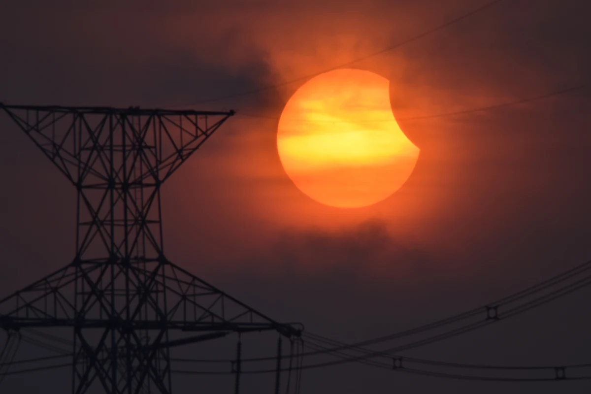 Już we wtorek 25 października będzie można w Polsce obserwować częściowe zaćmienie Słońca. Nie wszędzie będzie ono przebiegało tak samo. Największy procent zakrycia tarczy będzie miała północno-wschodnia część naszego kraju. 