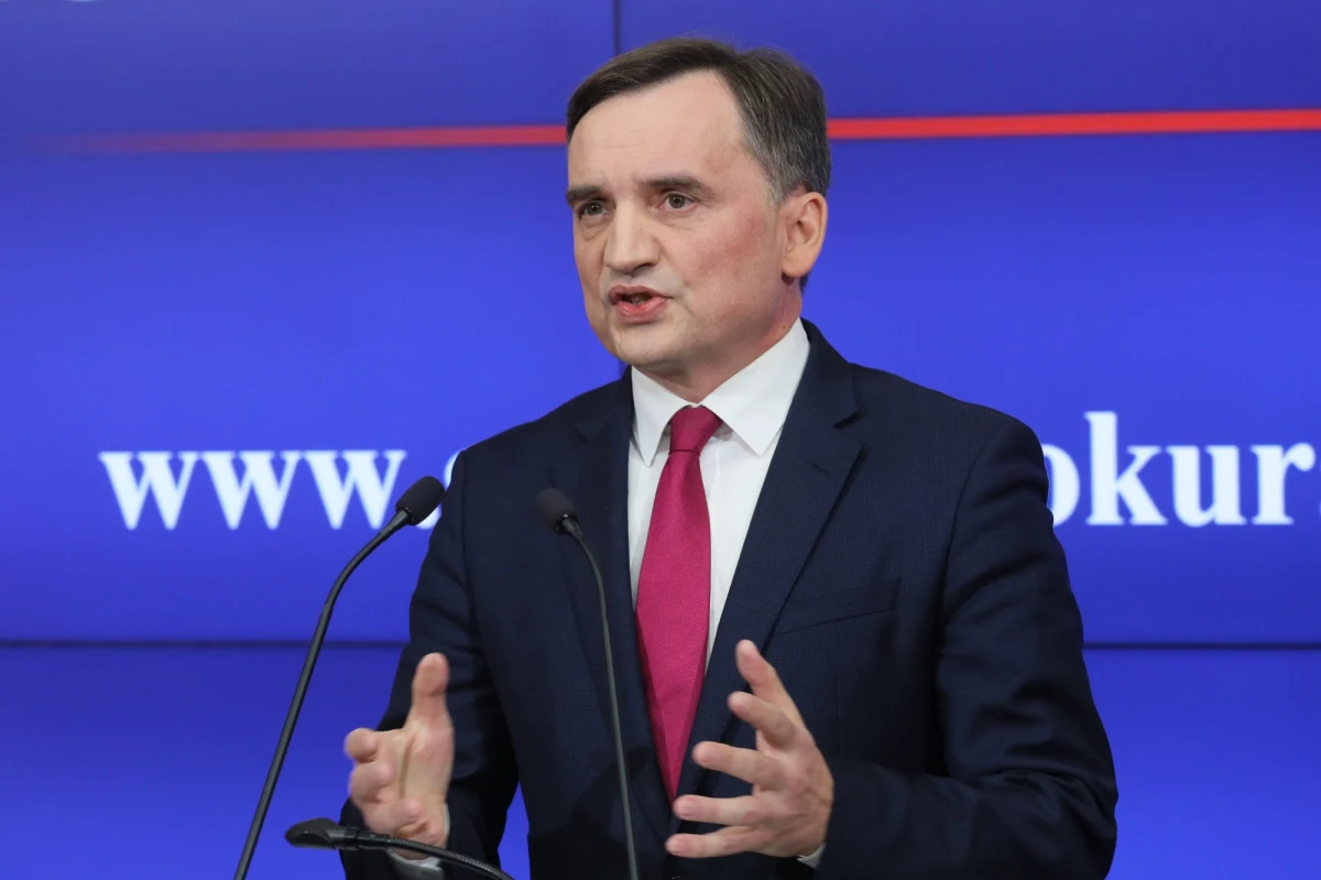 Polacy nie chcą dalszych reform Ziobry, jeśli zablokuje to środki z UE - wynika z sondażu na zlecenie "Rzeczpospolitej", opublikowanego na internetowej stronie gazety.