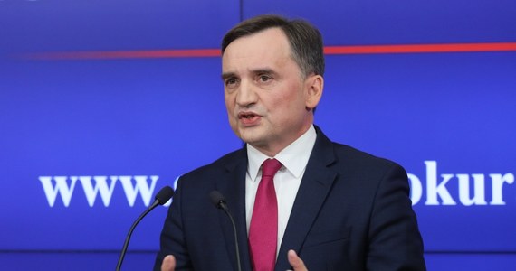 Polacy nie chcą dalszych reform Ziobry, jeśli zablokuje to środki z UE - wynika z sondażu na zlecenie "Rzeczpospolitej", opublikowanego na internetowej stronie gazety.