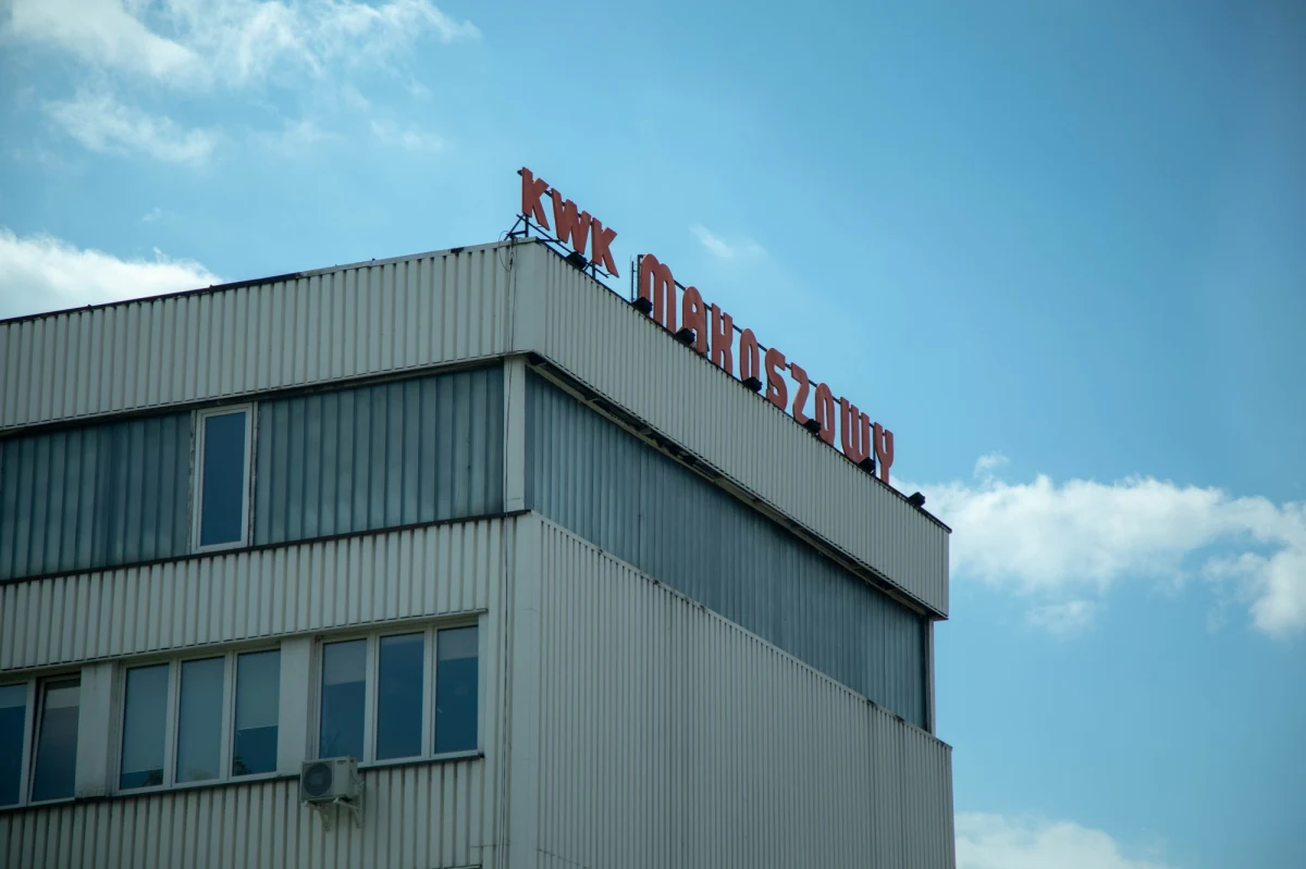 To już druga doba akcji w kopalni Makoszowy w Zabrzu. Od piątku 400 metrów pod ziemią ratownicy izolują rejon, gdzie stwierdzono niebezpieczne stężenia tlenków węgla.