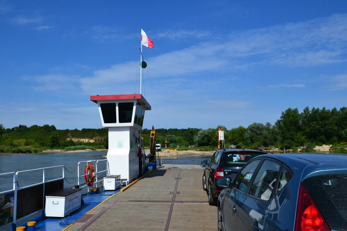 ​Kursowanie na rzece Wiśle w rejonie Spytkowic wznowi w poniedziałek prom Drogowiec. Właścicielem jednostki jest starostwo w Wadowicach. Prom przechodził remont, który już się zakończył.