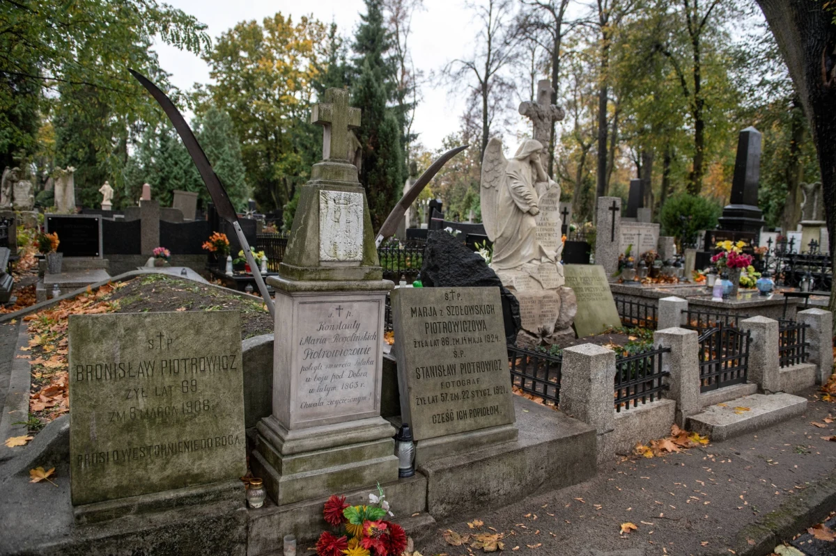 ​"Ludzie, kwesta, twórcy" będzie hasłem przewodnim 28. kwesty na rzecz ratowania zabytków Starego Cmentarza w Łodzi. Zbiórka pieniędzy na najstarszej łódzkiej nekropolii potrwa od 29 października do 1 listopada. Do tej pory udało się zebrać 1,9 mln zł, co pozwoliło na odnowienie 200 pomników.