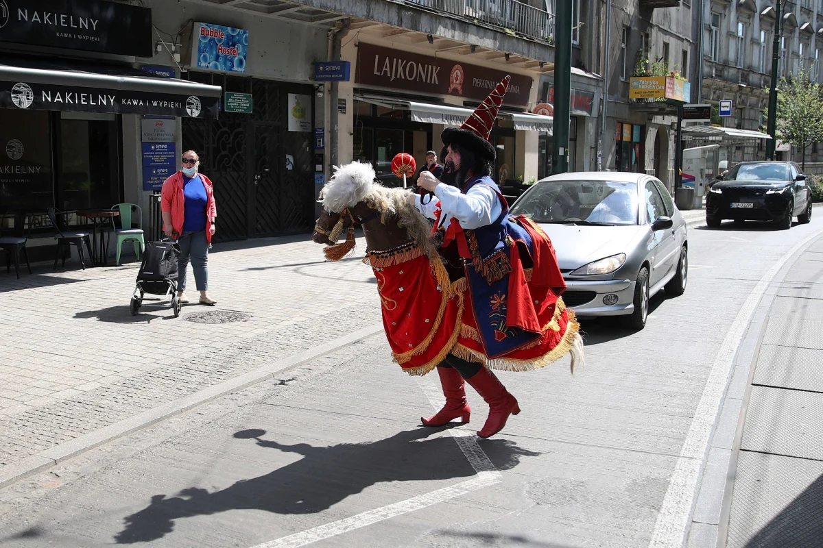 ​W Krakowie wybrano nowego Lajkonika. Kolejnym "Konikiem Zwierzynieckim" został syn ustępującego z tej roli, Mariusz Glonek - poinformowało Muzeum Krakowa.