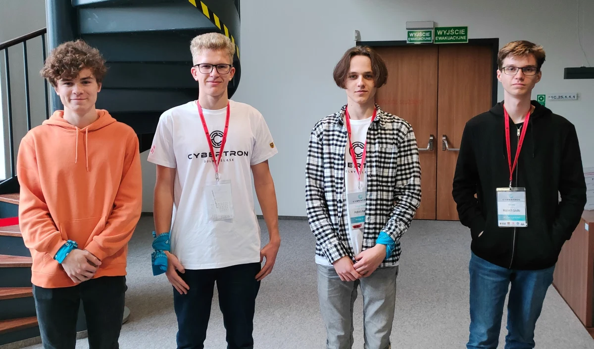 Dwudziestu młodych informatyków z Polski i Czech rywalizowało w zawodach poświęconych cyberbezpieczeństwu. Uczniowie musieli pokonywać kolejne informatyczne łamigłówki i zadania, aby zdobyć cyfrowe flagi. To wszystko w ramach zespołowej gry „Cybertron”, którą zorganizowano na Politechnice Wrocławskiej.