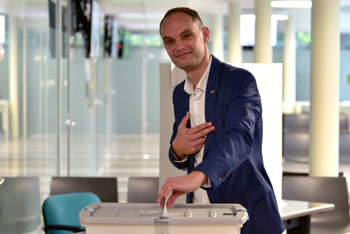 Po przeliczeniu niemal 100 proc. głosów oddanych w niedzielnych wyborach prezydenckich w Słowenii Państwowa Komisja Wyborcza potwierdziła, że w drugiej turze zmierzą się konserwatysta Anze Logar oraz niezależna kandydatka Natasza Pirc Musar.