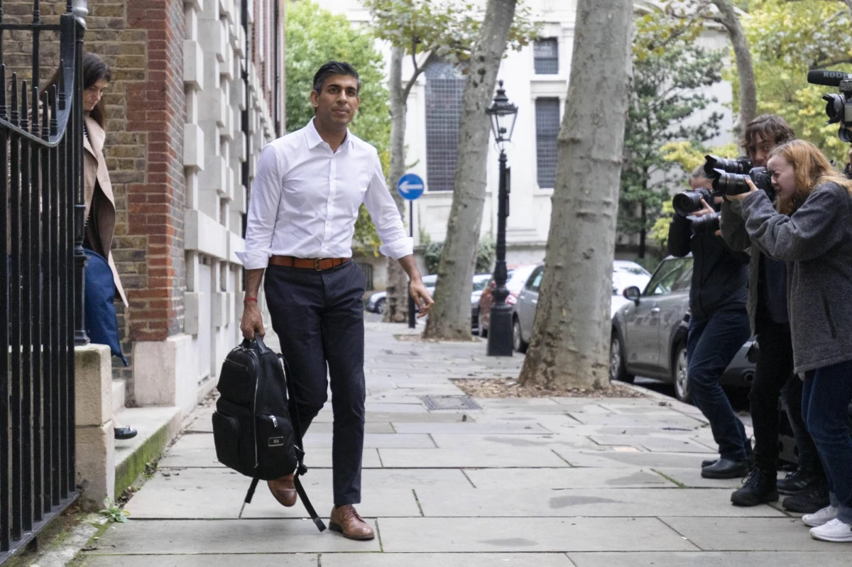 A jednak Rishi Sunak? Coraz więcej wskazuje, że były brytyjski minister finansów już w poniedziałek - bez przeprowadzenia głosowania - zostanie nowym liderem rządzącej Partii Konserwatywnej, a w efekcie premierem kraju. W niedzielę wieczorem były premier Boris Johnson poinformował, że nie będzie się ponownie ubiegał o ten urząd.