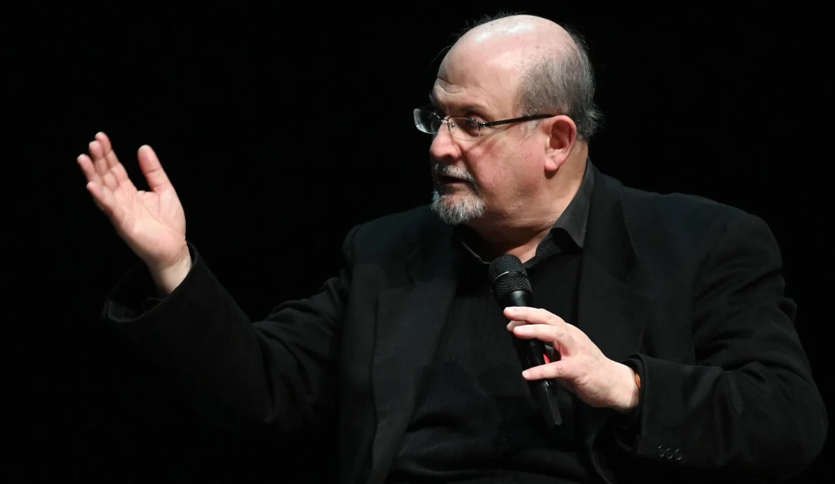 Słynny pisarz Salman Rushdie, autor m. in. "Szatańskich wersetów", stracił wzrok w jednym oku i władzę w lewej ręce w rezultacie ataku nożownika w sierpniu br., w stanie Nowy Jork - poinformował w niedzielę jego agent Andrew Wylie.