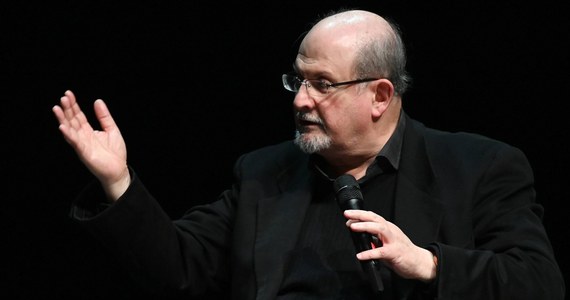 Słynny pisarz Salman Rushdie, autor m. in. "Szatańskich wersetów", stracił wzrok w jednym oku i władzę w lewej ręce w rezultacie ataku nożownika w sierpniu br., w stanie Nowy Jork - poinformował w niedzielę jego agent Andrew Wylie.