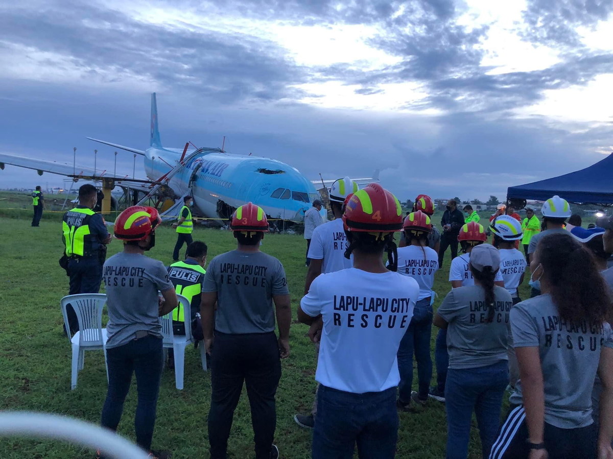 Samolot pasażerski linii Korean Air ze 162 pasażerami i 11 członkami załogi nie zmieścił się na pasie podczas lądowania.  Samolot w strugach deszczu "przestrzelił" pas startowy na międzynarodowym lotnisku Mactan-Cebu, w środkowej części Filipin. Jak podały władze nikt nie odniósł obrażeń.