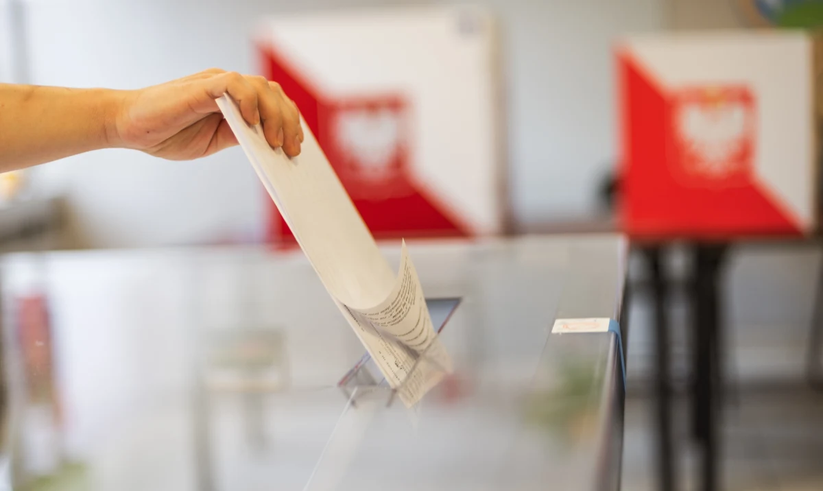 ​W rankingu partii politycznych nadal prowadzi Prawo i Sprawiedliwość z 33 proc. poparcia, druga jest Koalicja Obywatelska z poparciem 26,7 proc. - wynika z sondażu IBRiS przeprowadzonego na zlecenie "Rzeczpospolitej".