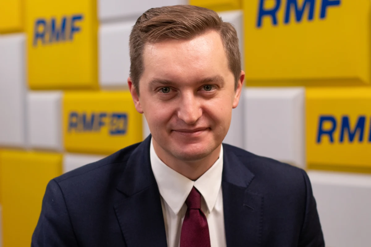 "W tym momencie, skoro prokuratura nie postawiła zarzutów korupcyjnych, oznacza, że nie zgromadziła dowodów, które wskazałyby na popełnienie tych czynów. Natomiast sprawa nie została zakończona" – powiedział w Porannej rozmowie w RMF FM wiceminister sprawiedliwości Sebastian Kaleta, pytany o sprawę rzekomej korupcji Donalda Tuska i jego syna. Mówił o niej jeden ze świadków w aferze taśmowej – Marcin W. 