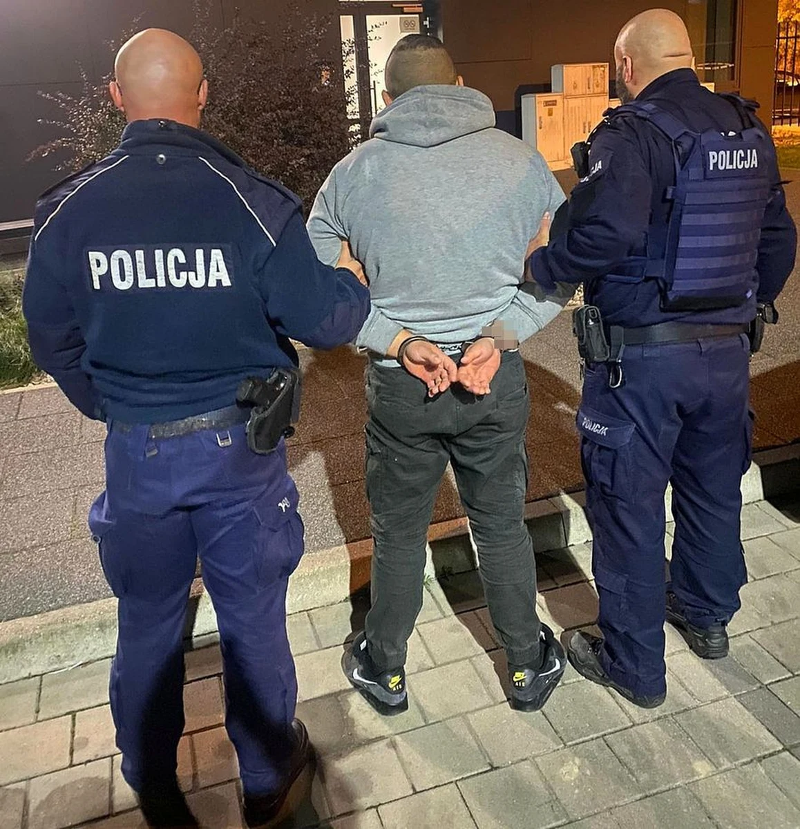 Gdańscy policjanci zatrzymali trzech mężczyzn, którzy brutalnie pobili 56-latka. Skrępowali go taśmą, rozebrali i w bieliźnie zostawili pod blokiem w Gdańsku. Pokrzywdzony ze złamaniami kości czaszki i żeber został zabrany do szpitala.

