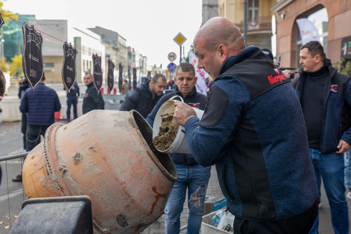 Szarpanina przed biurem poselskim premiera Mateusza Morawieckiego w Katowicach. Związkowcy z Sierpnia'80 chcieli symbolicznie zamurować wejście do budynku.