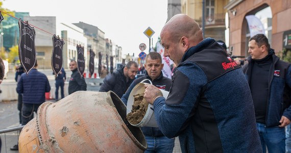 Szarpanina przed biurem poselskim premiera Mateusza Morawieckiego w Katowicach. Związkowcy z Sierpnia'80 chcieli symbolicznie zamurować wejście do budynku.