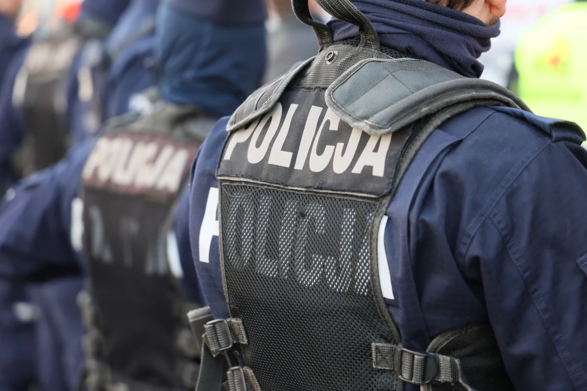 100 033 - to aktualny stan etatowy polskiej policji. Szefostwo tej formacji robi, co może, by zwiększyć liczbę funkcjonariuszy. Jednym z powodów są prognozy, że w związku z korzystnymi przepisami emerytalnymi, na początku roku z policji może odejść dwa razy więcej ludzi niż zwykle. 