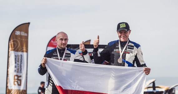 Tytuły mistrza oraz wicemistrza świata przywiózł do Polski z Rajdu Andaluzji zespół Energylandia Rally Team. Ta impreza była ostatnią rundą Mistrzostw Świata w Rajdach Cross-Country.