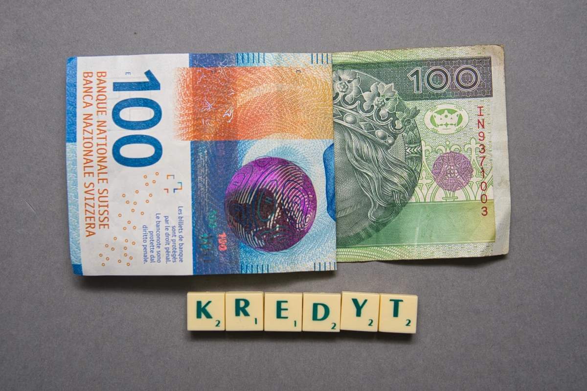 Co czwarty frankowy kredytobiorca procesuje się ze swoim bankiem. To najnowsze dane Związku Banków Polskich. W sądach toczy się około 100 tysięcy postępowań. To dwa razy więcej niż rok temu. 