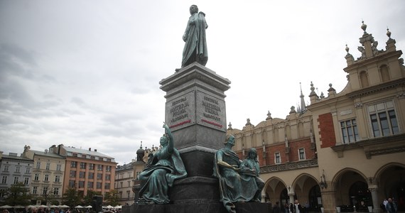 Pomnik Adama Mickiewicza łudząco podobny do oryginału stanął po drugiej stronie Sukiennic, w pobliżu Wieży Ratuszowej. Wzniesienie na krakowskim Rynku drugiego "Adasia" jest inicjatywą Teatru Groteska.