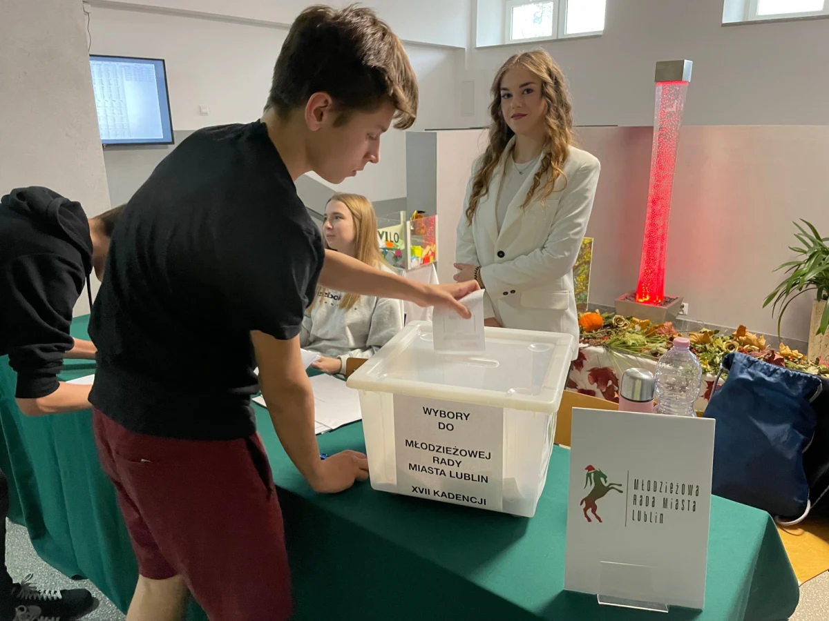 ​Uczniowie lubelskich szkół średnich wybierają Młodzieżą Radę Miasta. Kandydaci starali się o mandaty w 37 okręgach wyborczych.