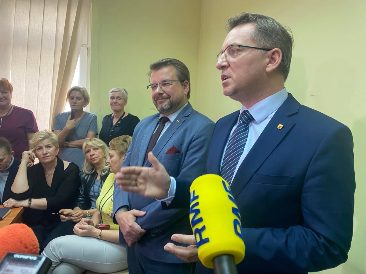 Trzy oddziały Powiatowego Centrum Matki i Dziecka w Piotrkowie Trybunalskim (PCMD) decyzją rady powiatu, zostały zlikwidowane. To jedyna porodówka i oddział dziecięcy w tym 70-tysięcznym mieście w Łódzkiem. Teraz realizację świadczeń ma przejąć Samodzielny Szpital Wojewódzki im. M. Kopernika w Piotrkowie. PCMD ma oddać w nieodpłatną dzierżawę część budynku, a darowizną przekazać cały sprzęt.