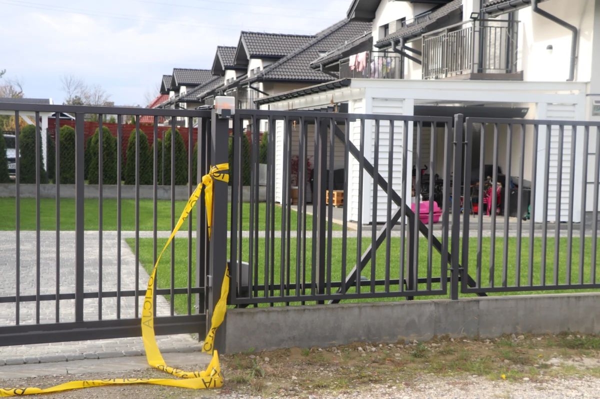 Przyczyną śmierci wszystkich czterech ofiar makabrycznej zbrodni w Tarnowie były rany cięte szyi - wynika ze wstępnych wyników sekcji zwłok. Na rękach 41-letniej Katarzyny O. i jej starszej, 6-letniej córki stwierdzono rany, które świadczą o tym, że obie broniły się przed napastnikiem. Według śledczych narzędziem zbrodni był nóż.