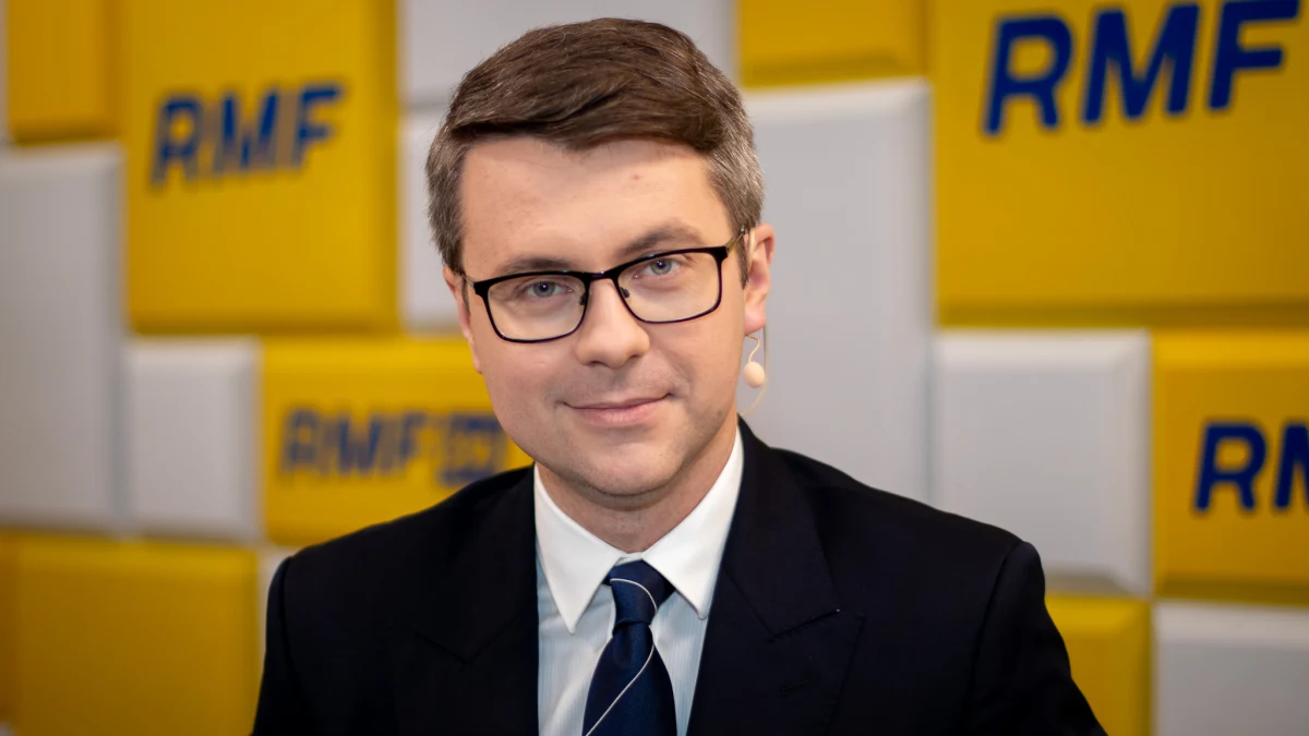 "Żadnej decyzji w tej chwili nie ma" - tak rzecznik rządu - Piotr Müller, odpowiadał w Popołudniowej rozmowie w RMF FM na pytanie, czy powstanie komisja weryfikacyjna, która wyjaśniłaby szczegóły tak zwanej afery podsłuchowej. „To jest kwestia formalna i w tym tygodniu pan minister będzie powołany” – mówił rzecznik rządu pytany z kolei o to, kiedy Arkadiusz Mularczyk formalnie obejmie funkcję wiceministra spraw zagranicznych.