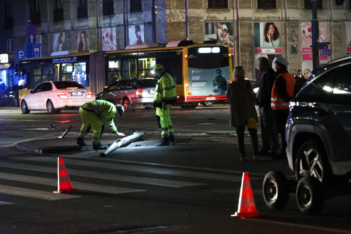Zderzenie dwóch samochodów osobowych całkowicie sparaliżowało ruch w centrum stolicy. Jedno z aut uderzyło w latarnię, która spadła na sieć trakcyjną.