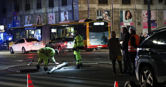 Zderzenie dwóch samochodów osobowych całkowicie sparaliżowało ruch w centrum stolicy. Jedno z aut uderzyło w latarnię, która spadła na sieć trakcyjną.