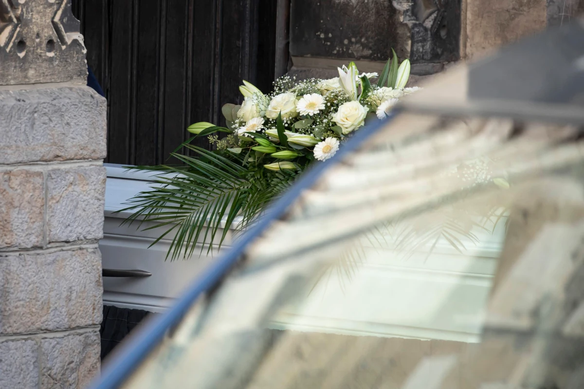 ​Setki osób zgromadziły się w poniedziałek przed kościołem w Lillers w departamencie Pas-de-Calais, aby wziąć udział w pogrzebie Loli, zabitej dziesięć dni temu w przerażających okolicznościach w Paryżu przez imigrantkę z Algierii.