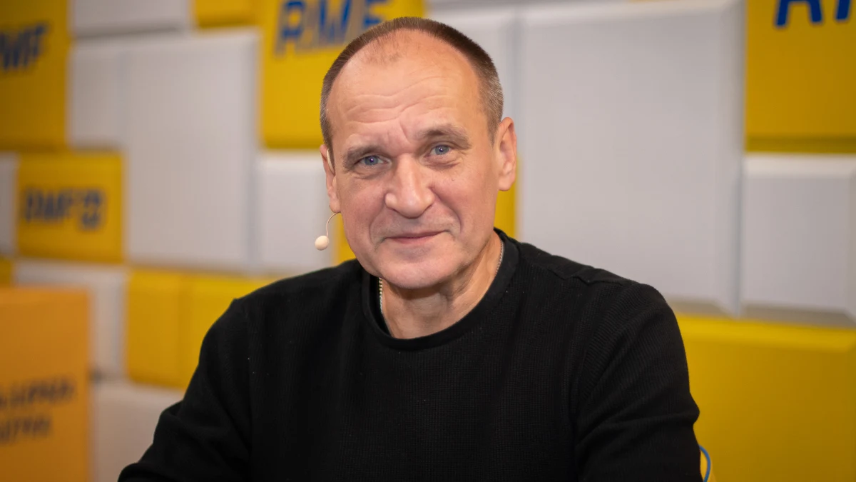 "Trzeba być etycznym bandytą, żeby tego typu teorie głosić, że facet, który stracił najbliższą osobę w Smoleńsku, gdzie istnieje jakiś wątek rosyjski, korzysta z pomocy Rosji przy objęciu władzy" - tak Paweł Kukiz skomentował w Porannej rozmowie w RMF FM zarzuty formułowane pod adresem PiS-u przez lidera PO Donalda Tuska. Były premier odnosił się w nich do zeznań Marcina W. - wspólnika skazanego za aferę podsłuchową Marka Falenty. Lider Kukiz'15 ocenił, że nie powstanie prawdopodobnie żadna komisja, która mogłaby się zająć sprawą podsłuchiwania najważniejszych polityków. "Jest za mało czasu do wyborów. Oni są zainteresowani - jedna czy druga strona - komisjami tylko wtedy, kiedy to daje jakiś uzysk polityczny" - tłumaczył gość Roberta Mazurka. 