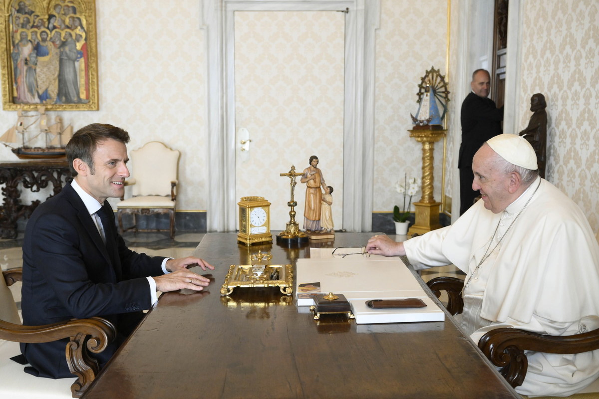 Papież Franciszek spotkał się w Watykanie z prezydentem Francji Emmanuelem Macronem. Rozmawiali przez niemal godzinę. Jednym z głównych tematów była inwazja Rosji na Ukrainę. Uwagę mediów zwrócił prezent, jaki Macron podarował głowie Kościoła katolickiego. Czy książka została przed laty zrabowana z polskich zbiorów? Do sprawy odniosło się polskie Ministerstwo Spraw Zagranicznych.