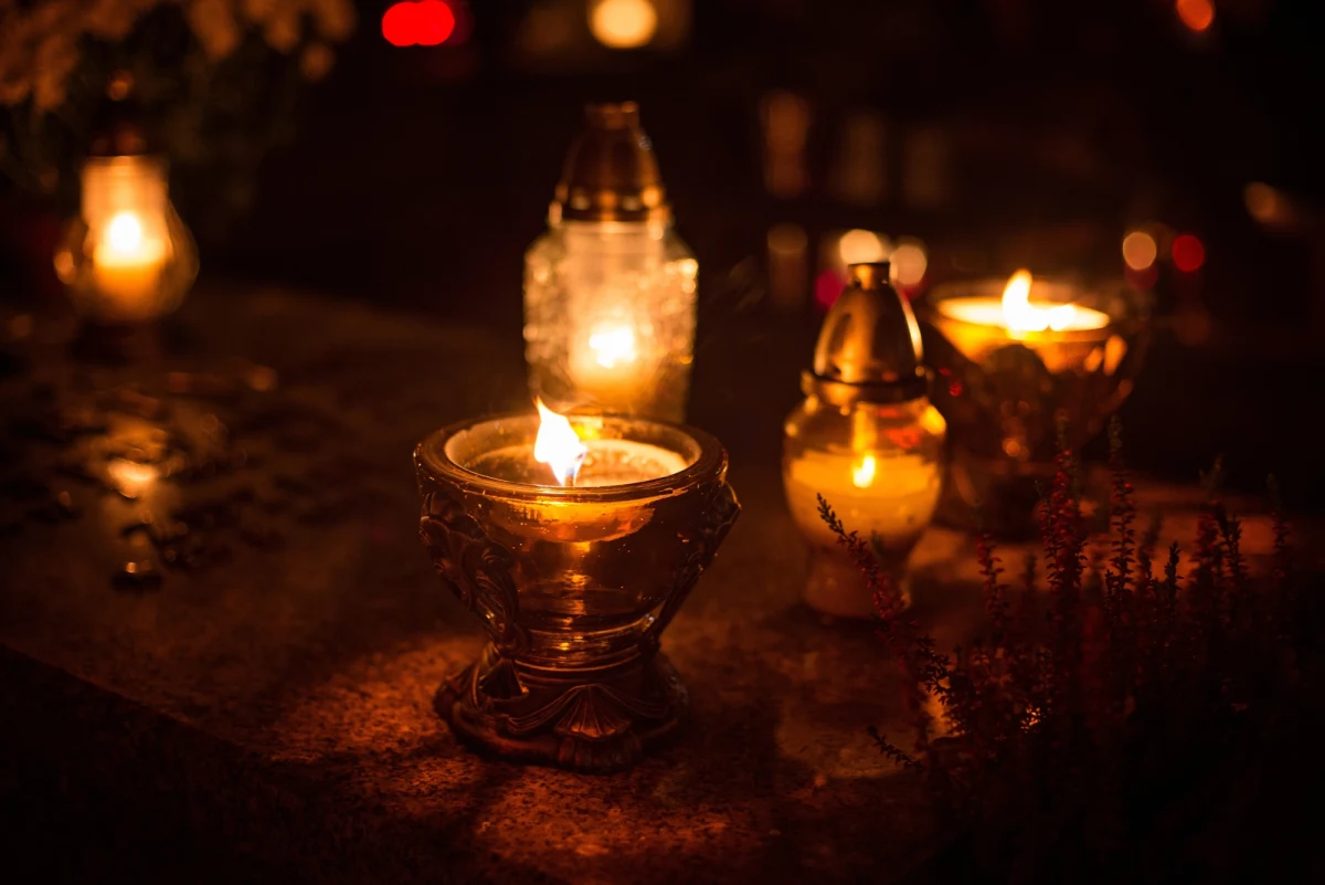 W tym roku dla wielu osób Wszystkich Świętych może okazać się sporym wydatkiem. Jak wynika z badania UCE Research i Hiper-Com Poland, w supermarketach znicze są o prawie 40 proc. droższe niż rok temu. Diametralnie podrożały także wkłady do zniczy, wiązanki czy wieńce. Rozwiązaniem mogą być własnoręcznie zrobione ozdoby.