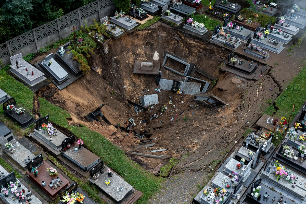 W Trzebini od kilku tygodni odczuwalne są silne wstrząsy. Mieszkańcy gminy obawiają się o swoje bezpieczeństwo i dobytek. Ich strach spotęgowało potężne zapadlisko na cmentarzu, które pochłonęło kilkadziesiąt grobów i ponad 60 ciał. Jednak trudna sytuacja w mieście trwa znacznie dłużej. Konsekwencje niewłaściwego sposobu likwidacji KWK Siersza mieszkańcy miasta i całej gminy odczuwają od ponad roku.