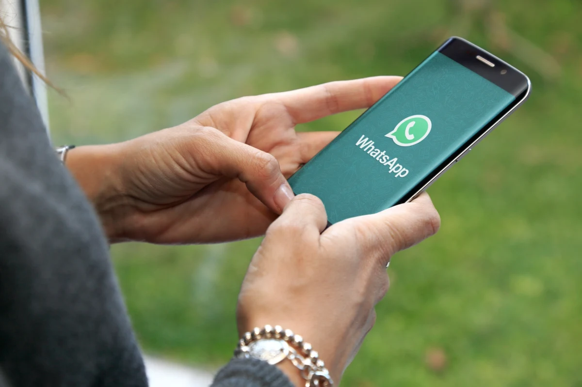 Niemal dwie godziny trwały problemy z popularną aplikacją do wysyłania wiadomości WhatsApp. Użytkownicy z Polski, Wielkiej Brytanii, Afryki Południowej i Azji zgłaszali awarię serwisu. Nie można było wysyłać ani wiadomości tekstowych, ani filmów. Pojawiały się także informacje o awariach Facebooka i Instagrama. 