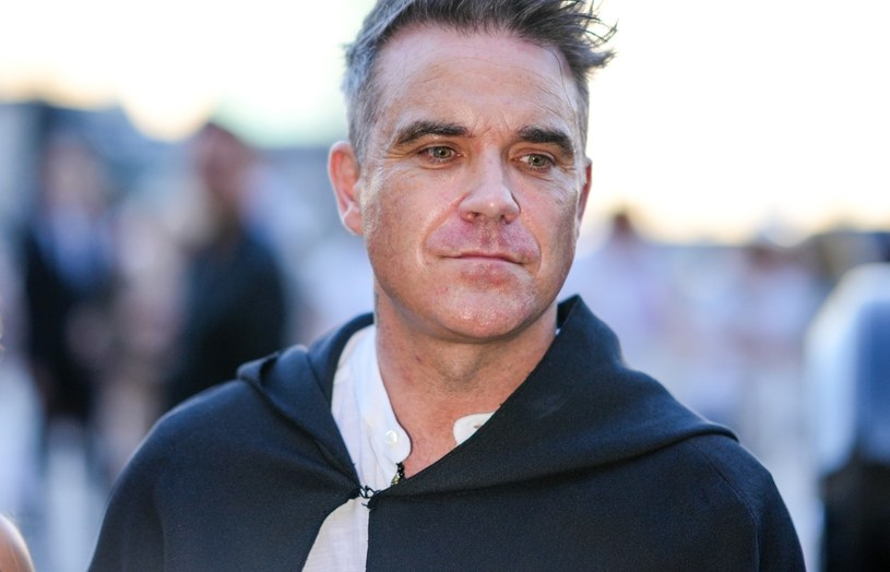 Robbie Williams podpadł swoim fanom, kiedy okazało się, że znalazł się wśród artystów, którzy wystąpią podczas piłkarskich mistrzostw świata w Katarze. W sieci wybuchła burza.