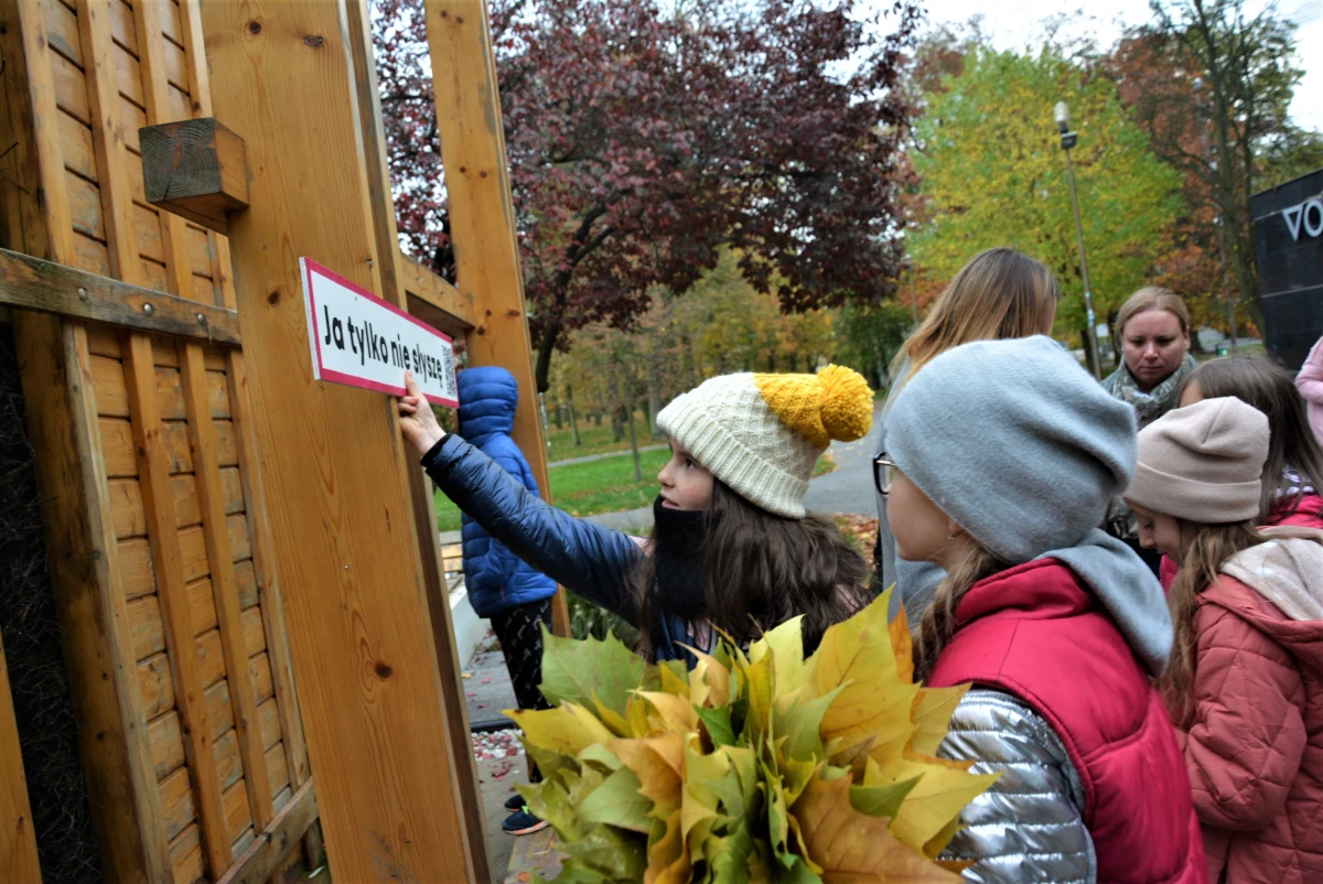 "Ja tylko nie chodzę", "Ja tylko nie słyszę", "Ja tylko nie widzę" - tabliczki z takimi napisami pojawiły się na terenie Ostrowa Wielkopolskiego. Co oznaczają? To kolejny etap kampanii "Jestem tylko niepełnosprawny".