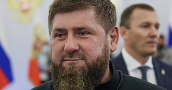 ​Szef Czeczenii Ramzan Kadyrow wyraził niezadowolenie ze "słabych odpowiedzi" Rosji na walki na nielegalnie anektowanych terytoriach i ostrzały przygranicznych regionów. Stwierdził, że należy "zmieść ukraińskie miasta z powierzchni ziemi".