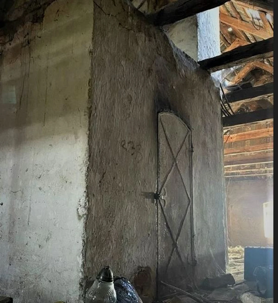 Poszukiwany listem gończym 25-latek z Dolnego Śląska ukrył się przed policjantami w kominie. Siedział na rusztach wędzarni. Choć miejsce było nietypowe, funkcjonariusze go znaleźli.

