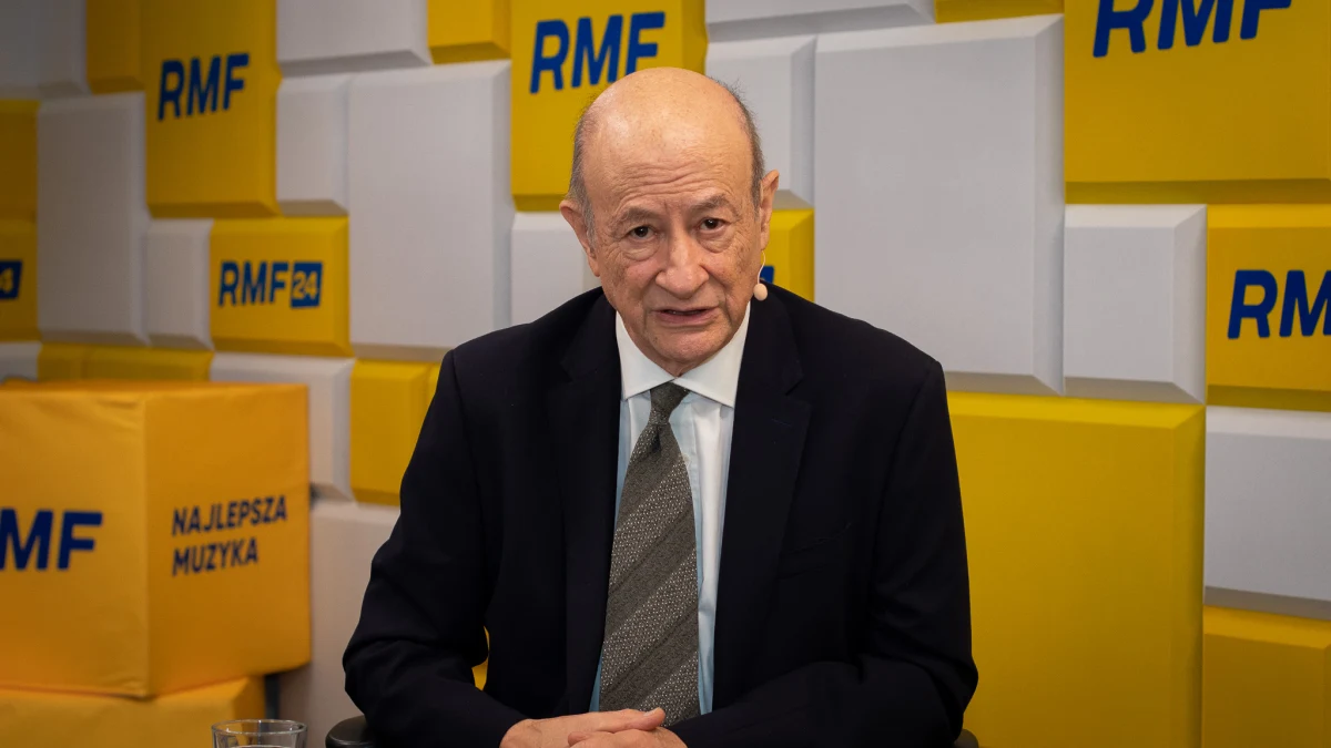 W Rozmowie w południe w RMF FM  były minister finansów Jacek Rostowski oświadczył, że nigdy nie był szantażowany nagraniem jego podsłuchanej rozmowy z Radosławem Sikorskim w restauracji Amber Room. Jednocześnie ocenił, że po wybuchu afery podsłuchowej Rosjanie osiągnęli swój cel, jakim było obalenie rządu PO-PSL. "Dlaczego Rosjanie chcieli obalić ten rząd? Dlatego, że Donald Tusk na skutek reprezentacji związków górniczych - m.in. "Solidarności" górniczej - które do niego przyszły i skarżyły się, że Polskę zalewa węgiel rosyjski, podjął stanowcze działania, aby import tego węgla rosyjskiego ostro ograniczyć" - tłumaczył. "To uderzało w interesy Falenty, ale co ważniejsze, w interesy nie tylko biznesowe, ale także strategiczne, Władimira Putina" - podkreślał. "Trudno sobie wyobrazić, co bardziej mogłoby się nadawać na komisję śledczą niż działania obcego i wrogiego wywiadu zamierzone na obalenie demokratycznie wybranego rządu RP" - dodał. 